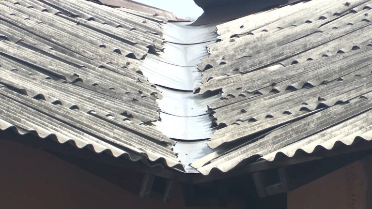 Сорванные штормовым ветром крыши восстанавливают в школе и детсаду Иркутска